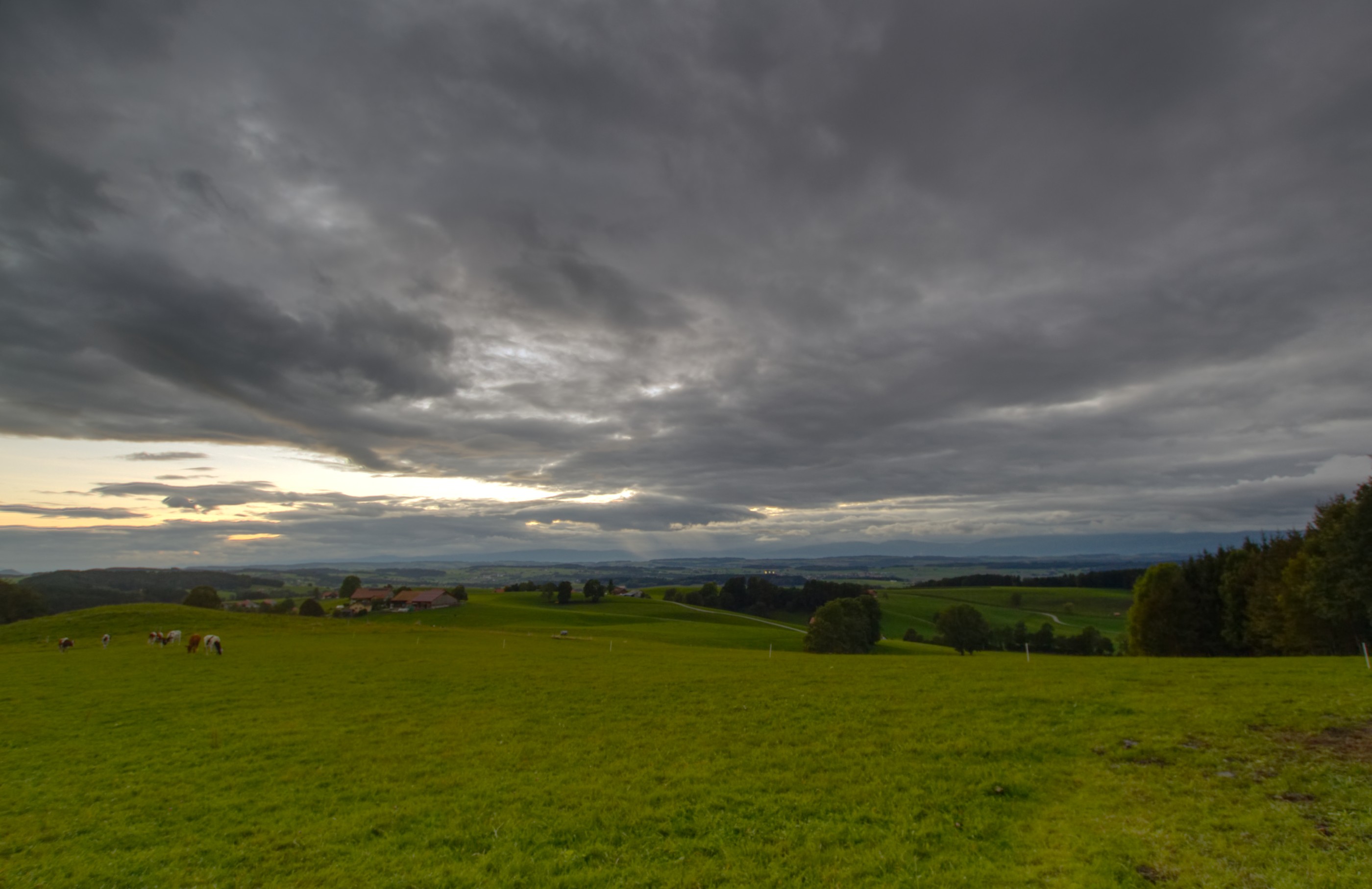 Fribourg campagne sous le ciel nuageux1